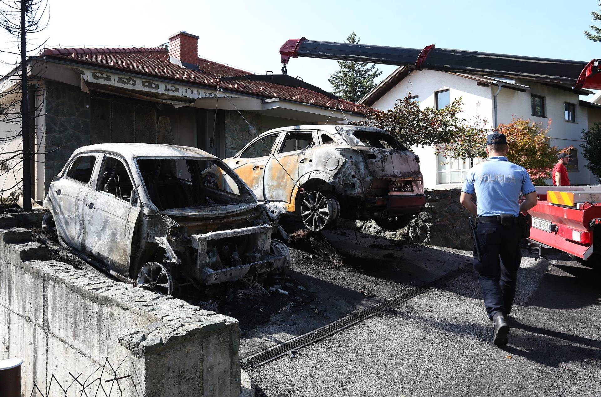 Zagreb: Dva vozila potpuno izgorjela ispred obiteljske kuće