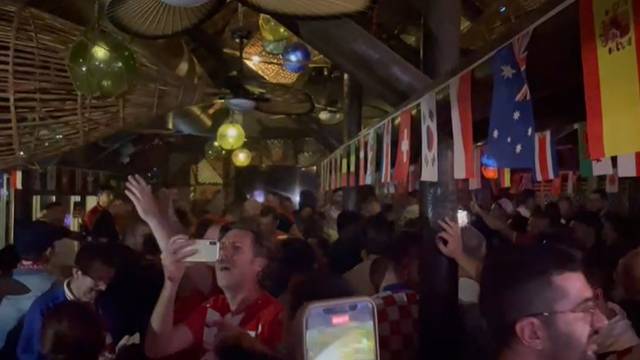 VIDEO Pogledajte ludnicu u baru hotela! Reprezentativci slavili s navijačima brončanu medalju