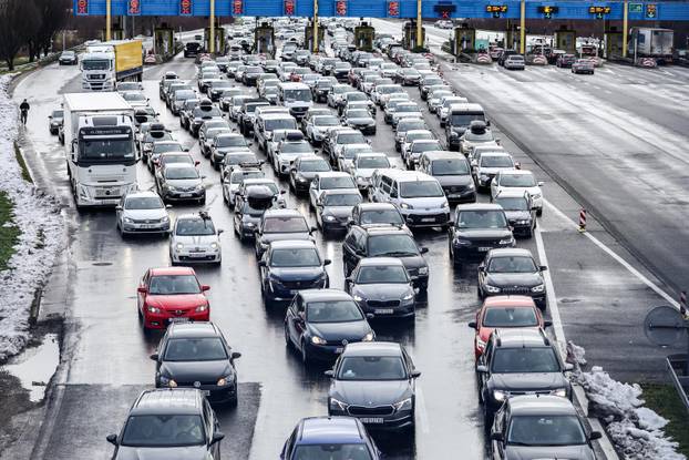 Početak skijaškog tjedna i kraj blagdana uzrok je gužve na graničnom prijelazu Bregana