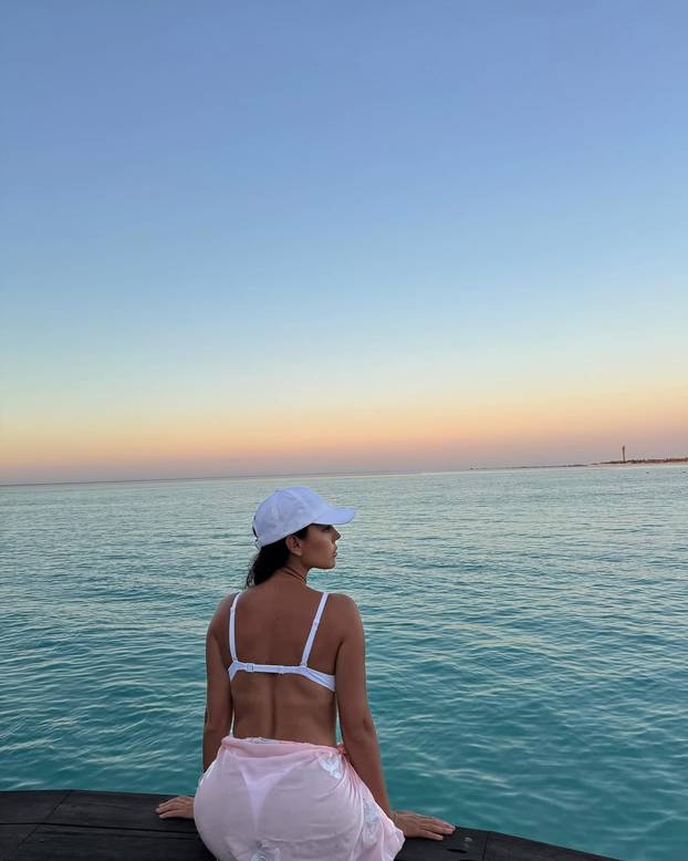 FOTO Georgina na ljetovanju izbacila bujne grudi, ali su svi gledali u ogromni dijamant