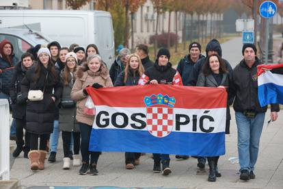 FOTO Šalovi, široki osmijesi i magla: Ljudi iz cijele Hrvatske stigli su u Vukovar na obljetnicu