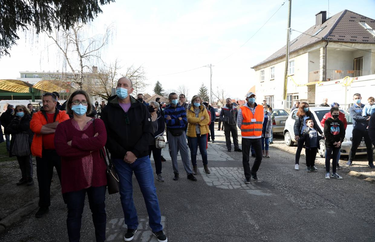 Građani Petrinje prosvjeduju: 'Grad nisu zgrade, grad su ljudi'