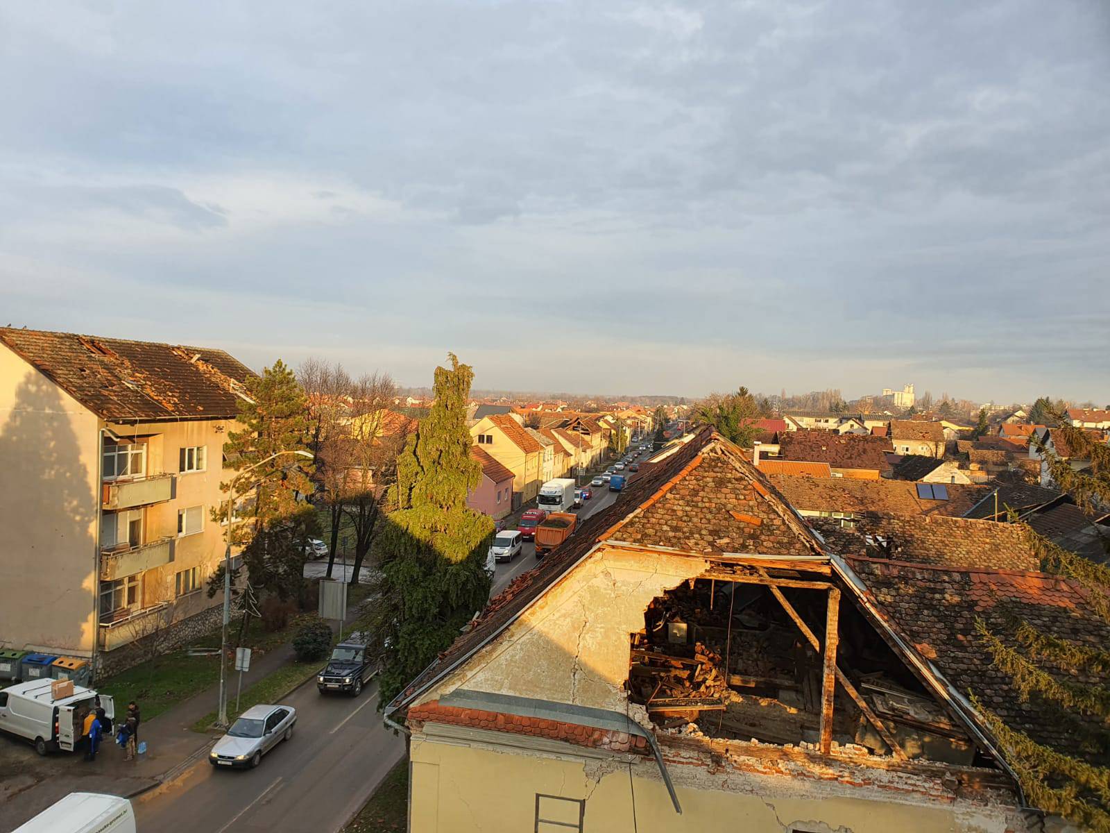 Tri lovca, dva bajkera i prijatelj iz sela: 'Rušim dimnjak - drma, spuštam se - drma. Dosta više'