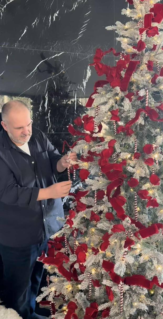 FOTO Šekoranjina blagdanska čarolija: Tihi dekor u izlozima i hotelima je pravi spektakl