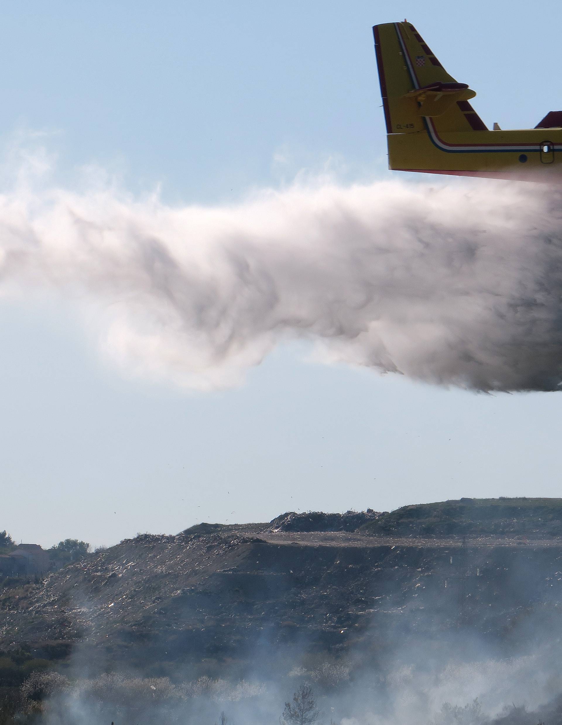 Avioni i helikopteri MORH-a gase požare i traže nestale