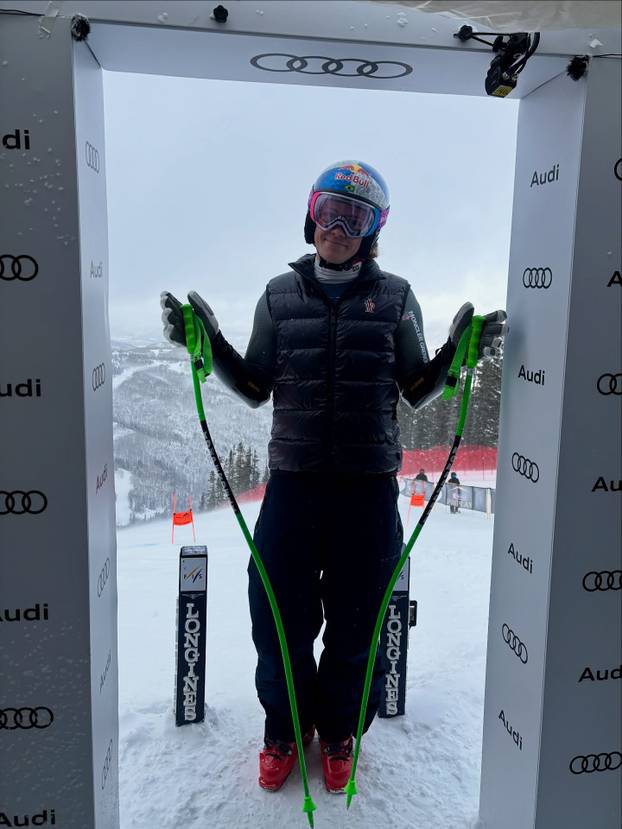 FOTO 'Alpski modni mačak' voli nositi bunde, suknje i lakirati nokte. Sad dominira skijanjem