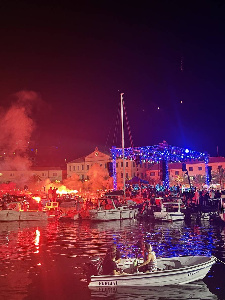 FOTO Pogledajte spektakl: Vela Luka u glas pjevala Oliverove hitove, baklje gorjele s brodica