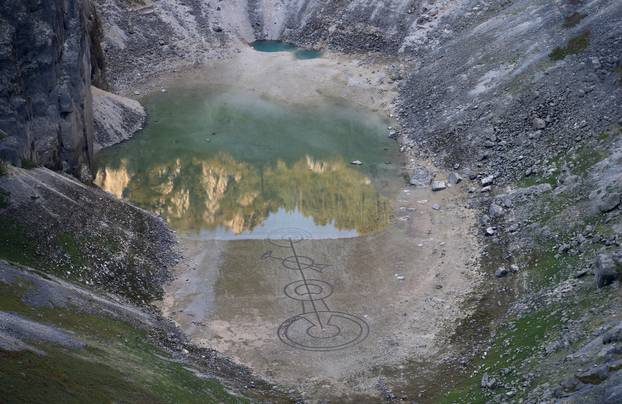 Imotski: Ocrtani krugovi na dnu Modrog jezera