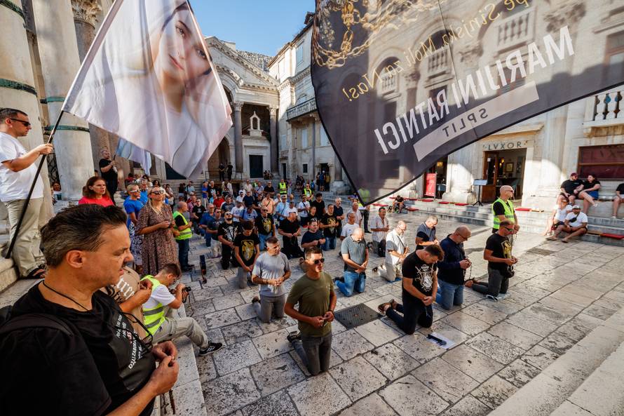 Split: Molitva krunice na Splitskom Peristilu