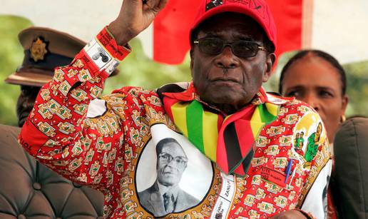 Bivši predsjednik Zimbabvea Robert Mugabe ne može hodati