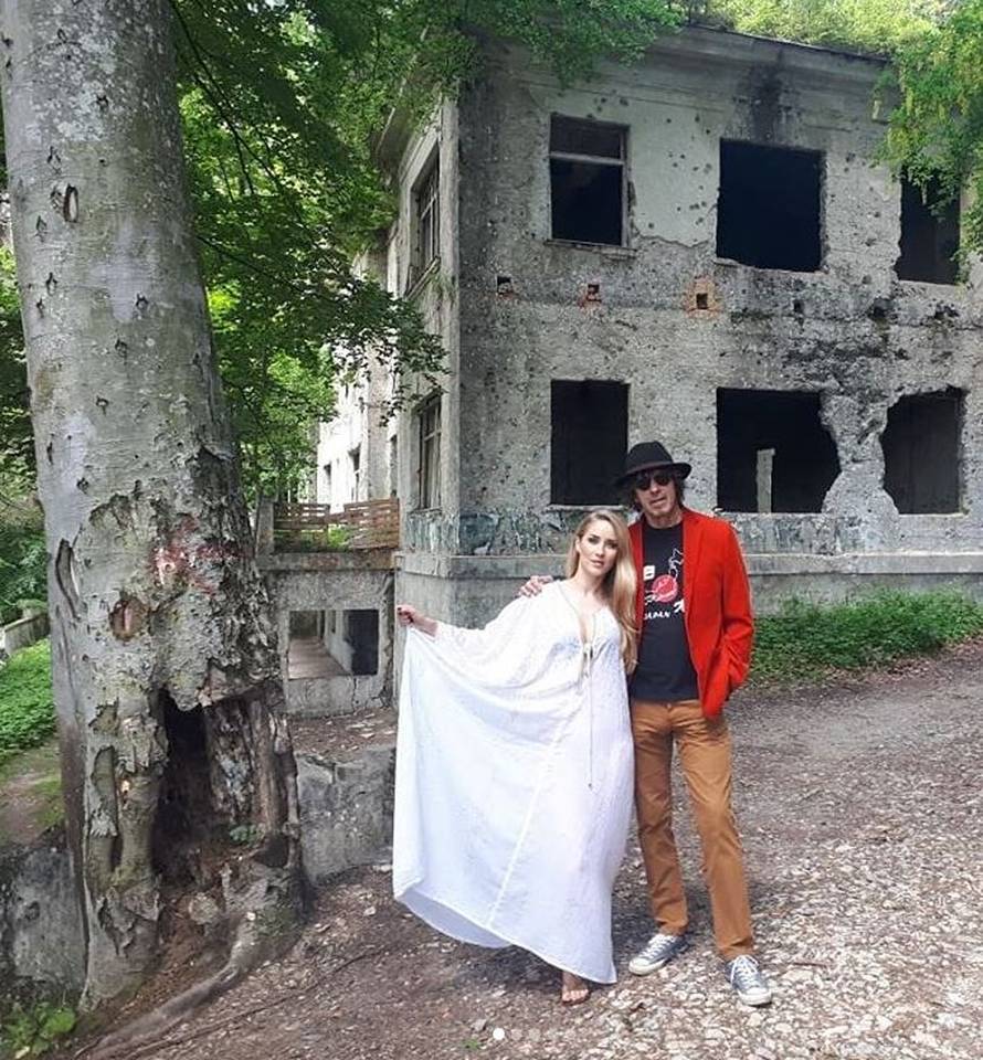 Jako slični spotovi: Seksi BB Anezi je iskopirala Slađu...