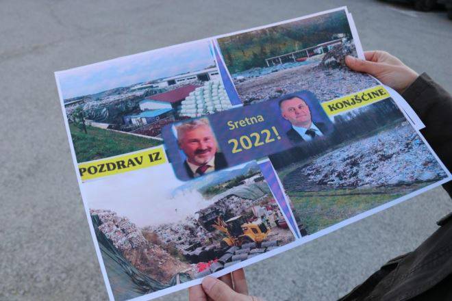 Prosvjednici bacali kamenje na zgradu općine, stigla je i hitna