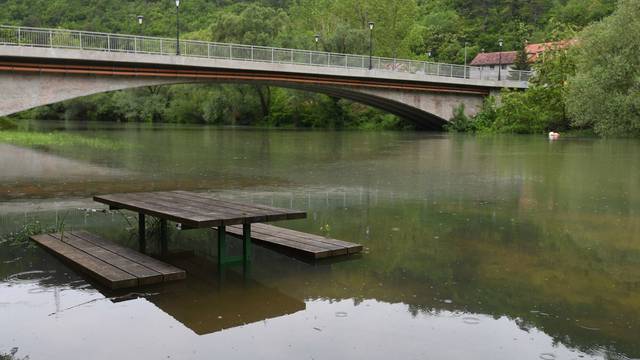 Zbog obilnih kiša porastao i vodostaj Krke kod Knina