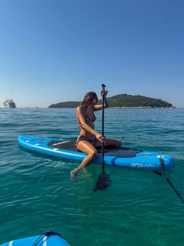 Laura Gnjatović se sa svojih 191 cm ispružila pa oduševila sve