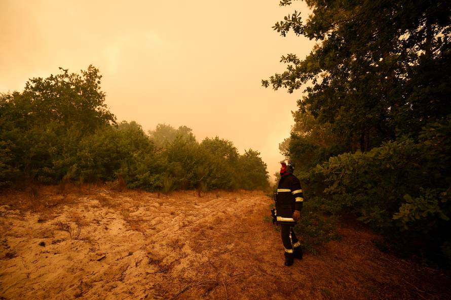 Wildfire in Lege-Cap-Ferret