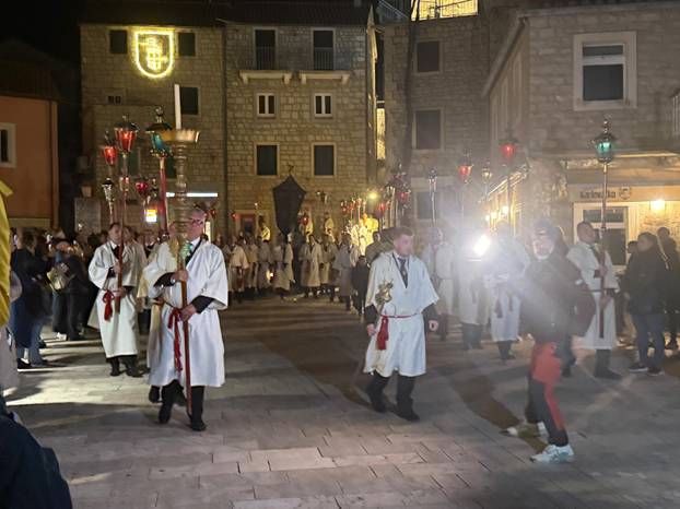 FOTO Procesija 'Za križen' na Hvaru okupila brojne vjernike