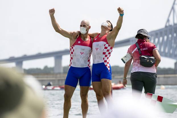 Tokio: Brača Sinković pobijedila u finalnoj utrci dvojac bez kormilara i osvojila zlatnu medalju