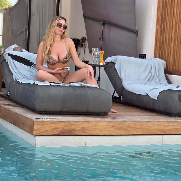 FOTO Lille odmara u Grčkoj: U šarenom bikiniju pokazala liniju