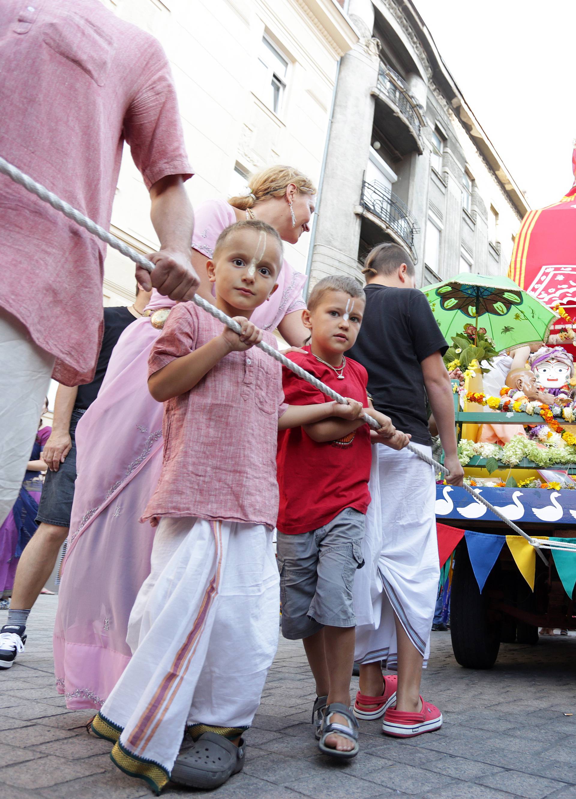 Zagreb prepun boja i zvukova: Indijski festival kočija u gradu