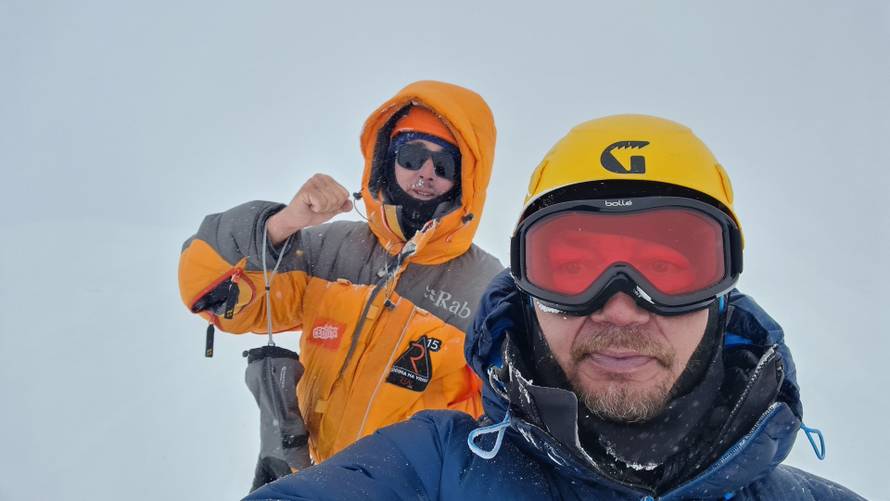 Hrvati osvajaju vrhove: Vukli smo 60 kila opreme i hrane. Za 4l vode snijeg topimo tri sata!