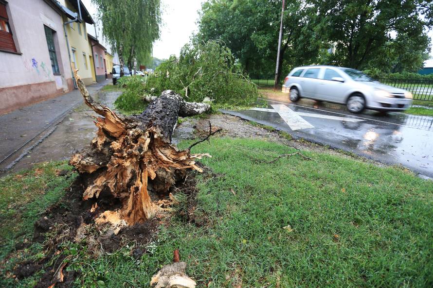Nevrijeme rušilo stabla, nosilo krovove, kiša poplavila ulice
