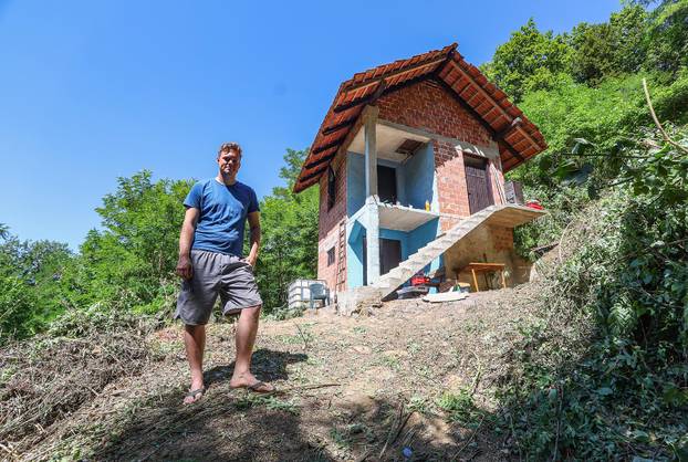 Američki influenser Justus Reid kupio kuću u Hrvatskoj za 5.000 eura, snimke uređenja postale su viralni hit