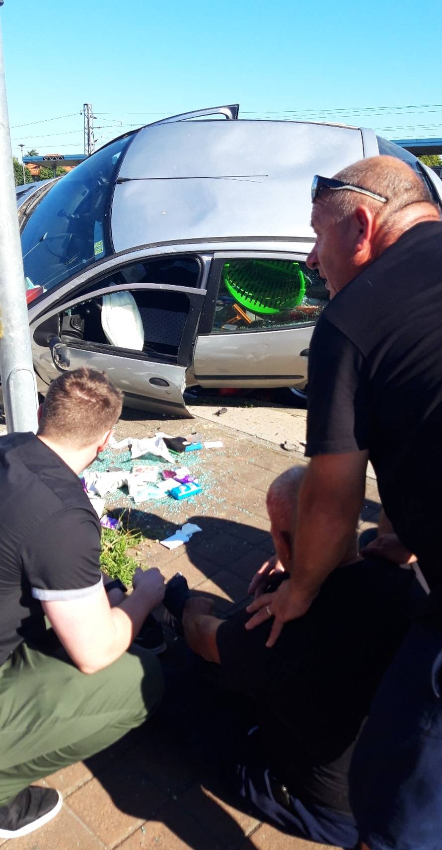 Prolaznici okretali zgnječeni auto kako bi izvukli vozača van