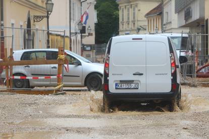 FOTO Blatnjave lokve po centru Karlovca: Kiša napunila ulice na Zvijezdi na kojoj traju radovi