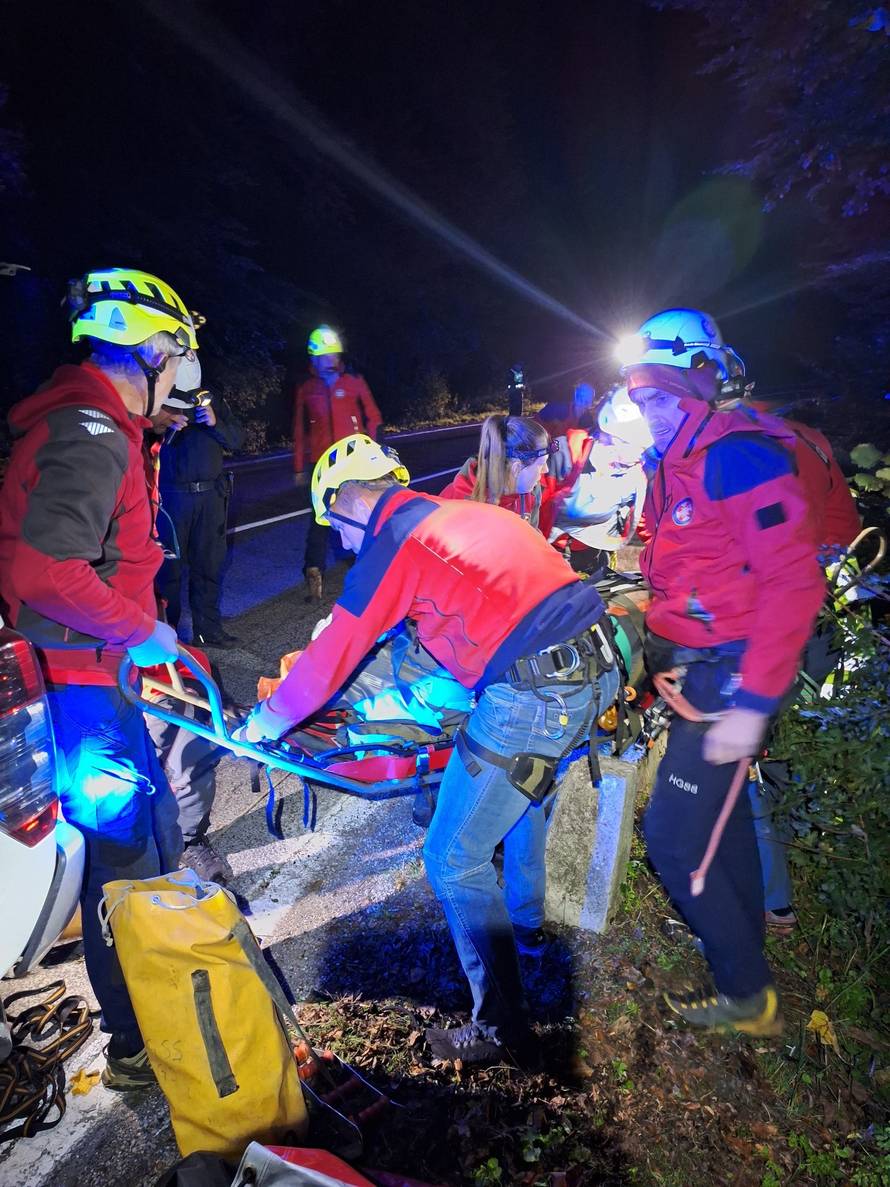 FOTO Noćna akcija HGSS-a na Pltivicama: Spašavali čovjeka koji je završio u provaliji