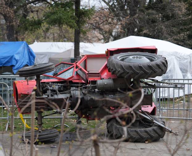 Beograd: Oštećeni traktori parkirani oko Pionirskog parka