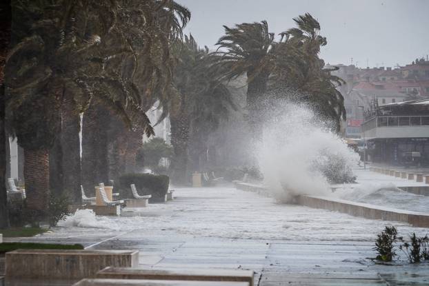 Split: Orkansko jugo potopilo rivu te stvaralo probleme u pomorskom prijevozu