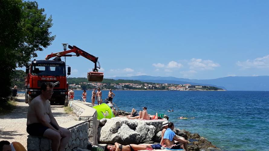 Počela sezona, a oni nasipavaju plažu. I to pred šefom Sabora!