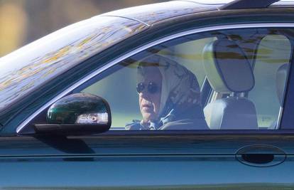 Kraljica Elizabeta po izlasku iz bolnice provozala svoj Jaguar