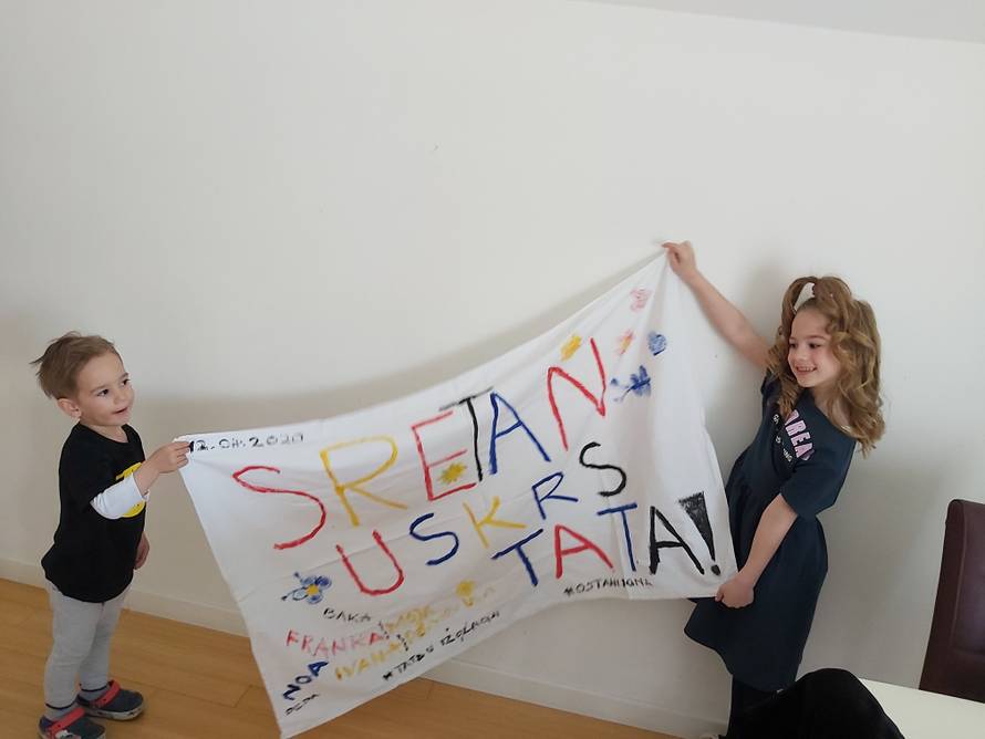 Tata u izolaciji pa su mu djeca Uskrs čestitala preko plahte