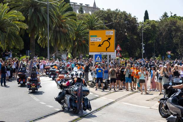 Nekoliko tisuća vlasnika Harley Davidsona prolazi kroz Pulu u defileu