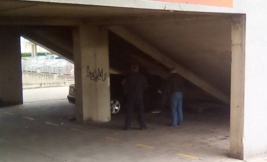 Zagreb: Usred noći planuo auto ispod stuba u Novom Jelkovcu