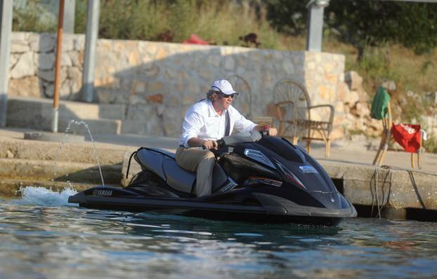 Hvar: Željko Kerum glisirao u dugim hla?ama i košulji po uvali Ždrilca 