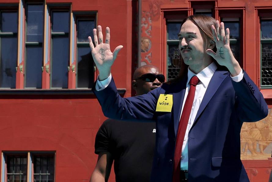 Eurovision acts walk 'Turquoise Carpet'