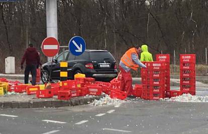 Staklena Slavonska avenija: Iz kamiona na cestu ispale gajbe