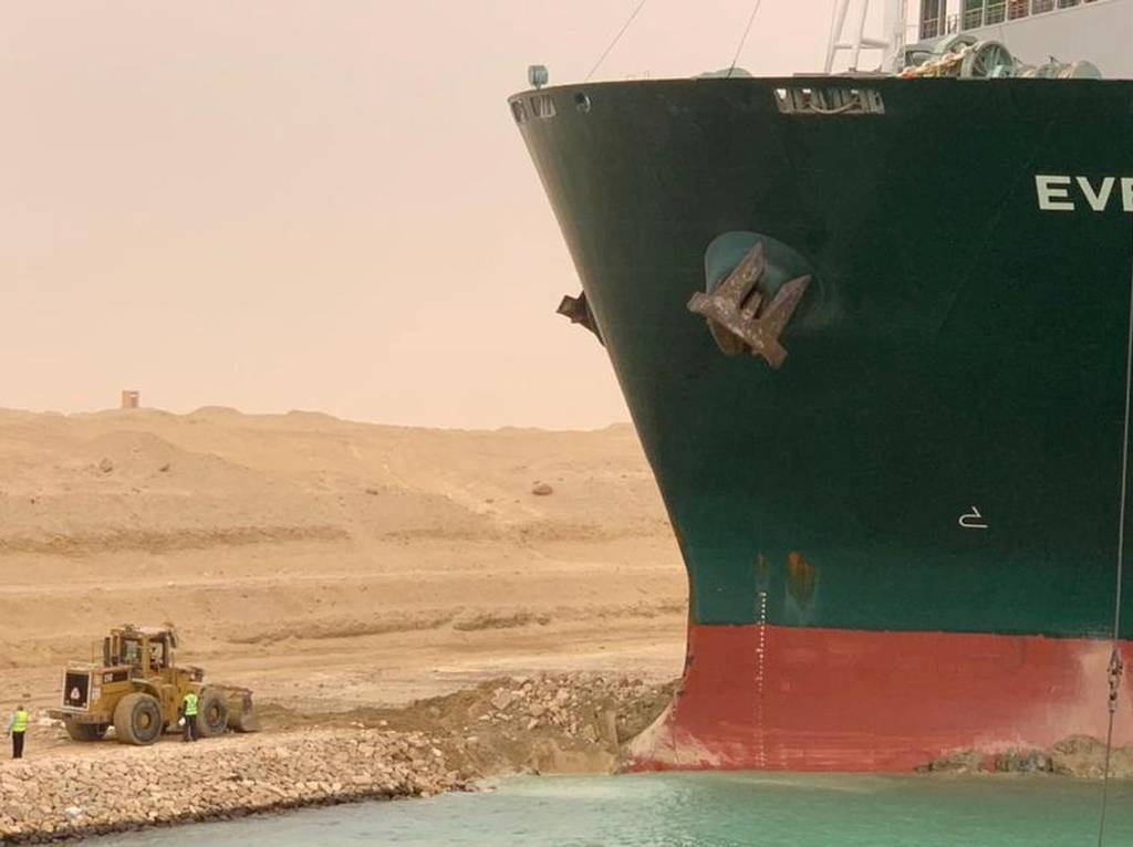 Container ship runs aground in Suez Canal, blocks traffic