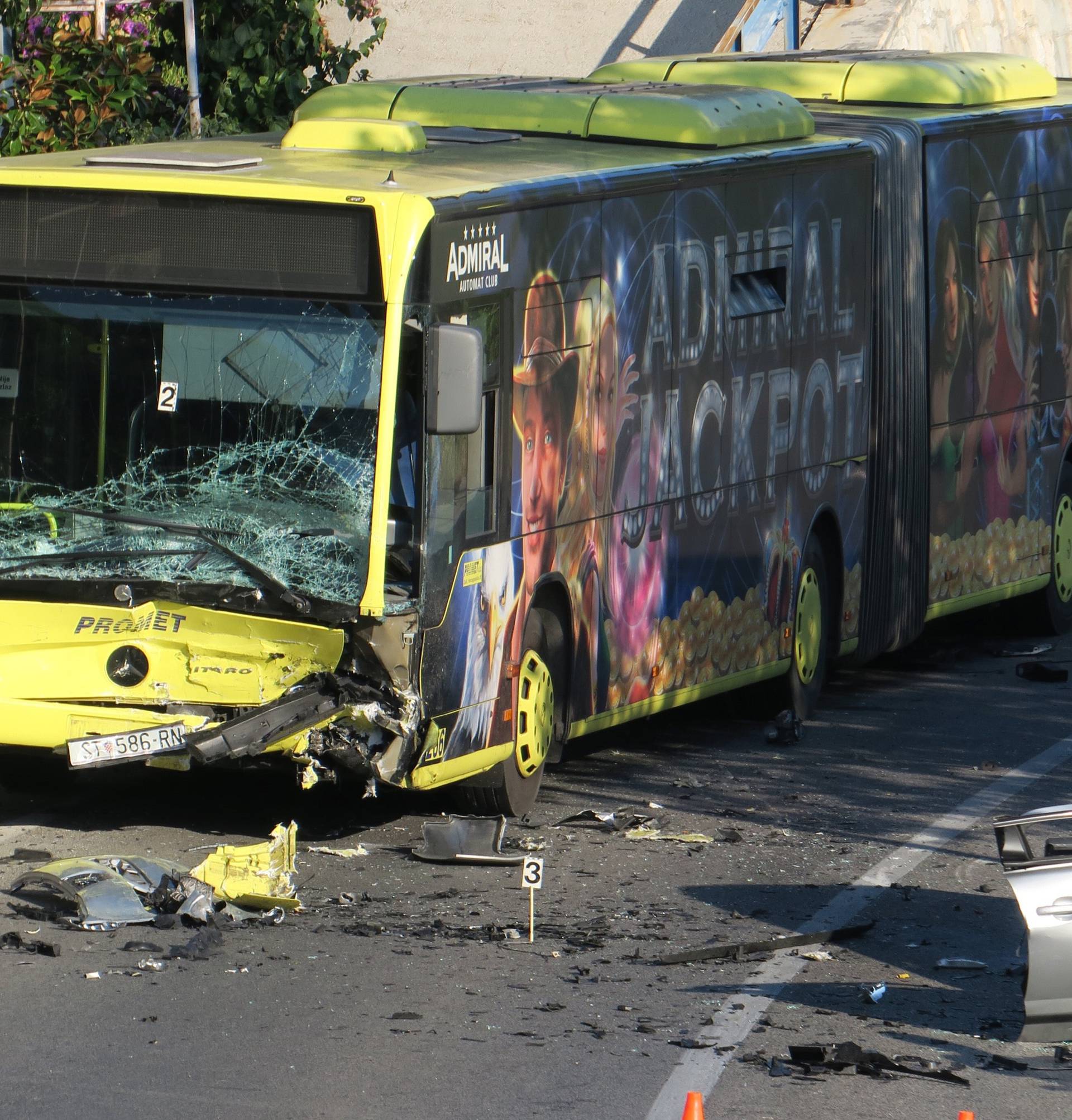 'Bilo je stravično': Autom se zabio u bus, poginulo troje ljudi