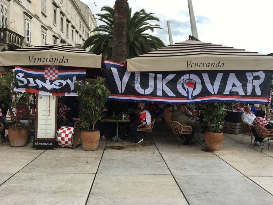 Ludnica u Splitu: Navijački korteo stigao do Poljuda