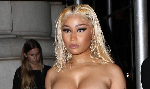 Nicki Minaj počastila fanove za rođendan: Skinula se do kraja, a u rukama drži svečanu tortu