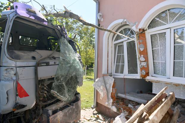 Garešnica: Kamion sletio s ceste i zabio se u obiteljsku kuću, postoji opasnost od urušavanja