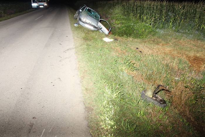 Pijan se zabio u auto, vozačica (45) završila na krovu u kanalu