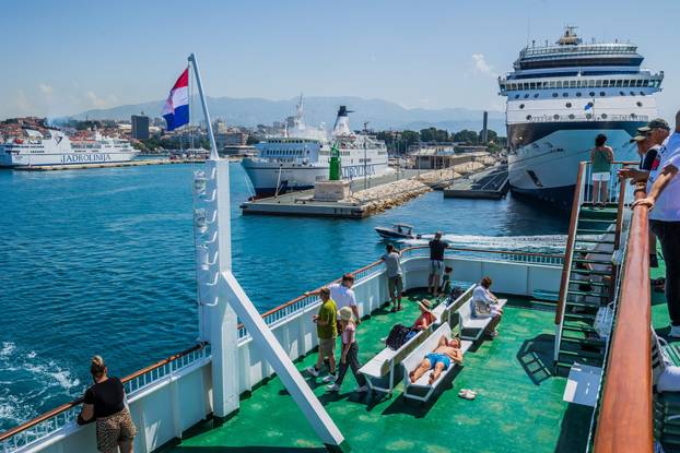 Split: Gužva na trajektu Petar Hektorović na relaciji Split - Vis