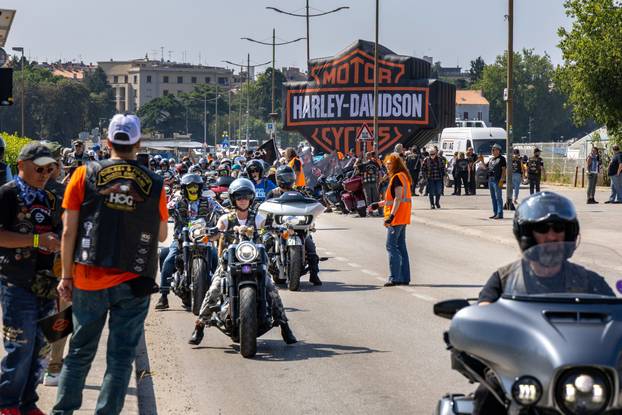 Nekoliko tisuća vlasnika Harley Davidsona prolazi kroz Pulu u defileu