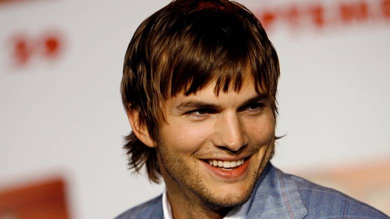 Ashton Kutcher javno objavio broj mobitela: Želi se dopisivati