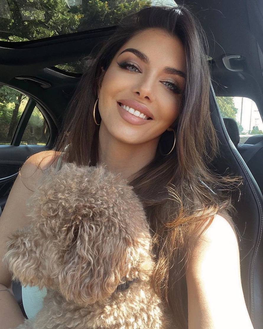 Prijateljice zajedno navijale za Vatrene! Petkovićeva zaručnica i bivša Miss Universe na Poljudu