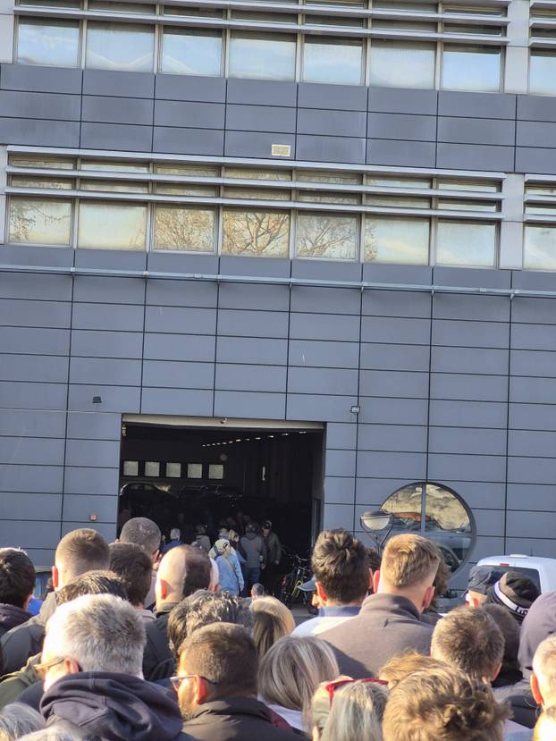 FOTO Pogledajte zbog čega su Zagrepčani stajali u redovima: Prodavali bicikle, mobitele...